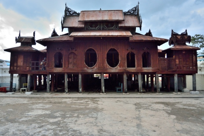 Главный буддийский монастырь Шве Ян Пяй в Ньяунгшве (Мьянма). | Фото: travel-tour-guide.com.