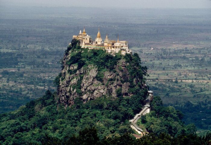 Буддийский монастырь Таунг Калат в Мьянме – одна из самых завораживающих святынь мира. | Фото: about-planet.ru.