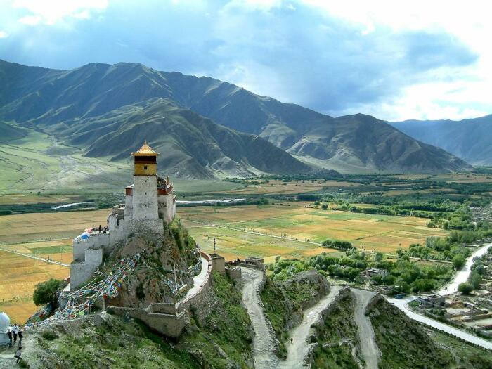 Монастырь Юмбулаганг – древнейший монастырь Тибета, в один из периодов истории служивший замком короля Тибета. | Фото: snowliontours.ru.