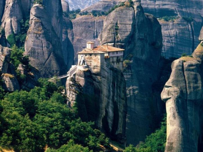 Православные монастыри украшают вершины причудливых скал (Фессалия, Греция). | Фото: ksenia-travel.com.