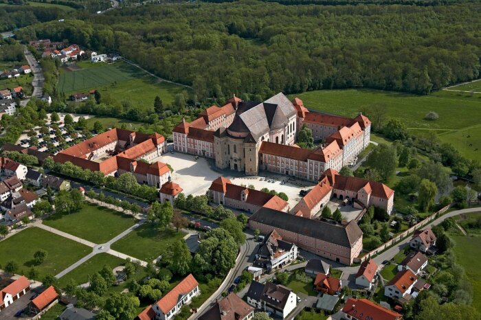 Здание библиотеки из архитектурного ансамбля монастыря ничем не выделяется, но это до тех пор, пока не переступишь порог здания (Wiblingen Abbey, Германия). | Фото: kloster-wiblingen.de.
