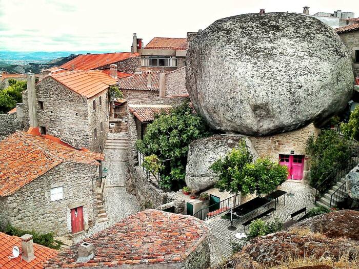 Дома в деревне Монсанто находятся не только между валунами или в них, они притаились и под гигантскими гранитными глыбами (Португалия). | Фото: roads-and-rivers.com.