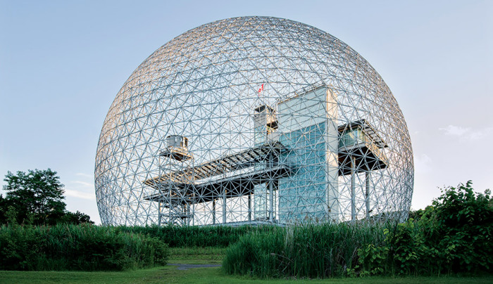 Экологический музей расположен внутри геодезического купола, спроектированного знаменитым американским архитектором Бакминстером Фуллером (Montreal Biosphere, Канада). | Фото: thecanadianencyclopedia.ca.