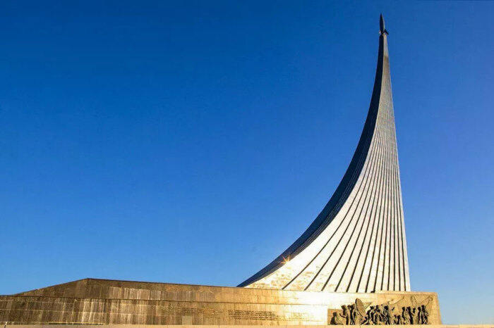 Монумент «Покорителям космоса», открытый в 1964 году, отражал новый образ СССР, как страны, открывающий космос всему миру (Москва). | Фото: mosculture.ru.