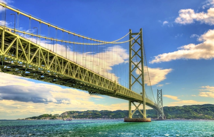 Конструкция подвесного моста сочетает в себе элегантную эстетику, богатство инженерных технологий с японскими техническими возможностями (Akashi Kaikyo Bridge, Япония). | Фото: interestingengineering.com.