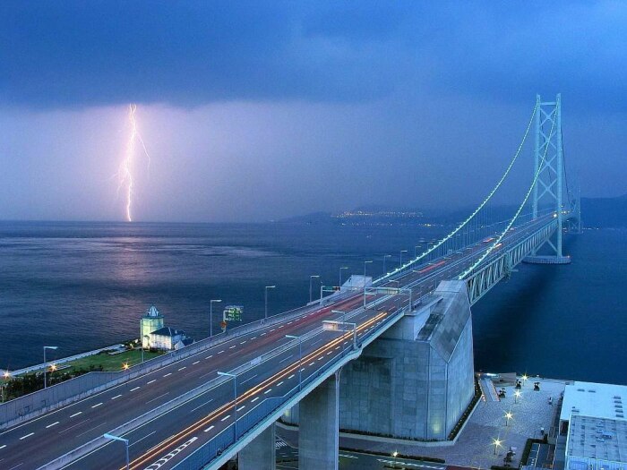 Мост состоит из 6 полос для автомобильного движения (Akashi Kaikyo Bridge, Япония). | Фото: interestingengineering.com.