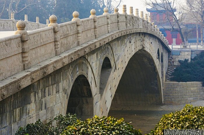 Барельефы и скульптуры, вырезанные из камня, – ценнейшее достояние Китая (Zhaozhou Bridge, Чжаочжоу). | Фото: travelchinaguide.com.