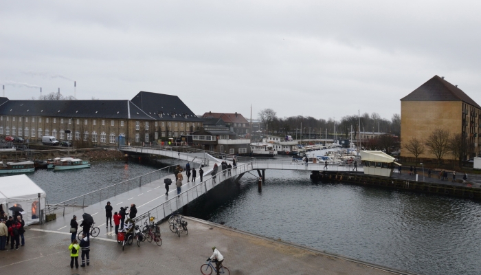 Изящный Y-образный мост с подъемным механизмом, соединил сразу три берега (Butterfly Bridge, Копенгаген). | Фото: novostipmr.com.