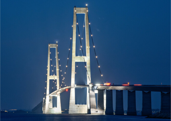Подвесной мост Большой Бельт является важнейшей транспортной артерией между частями страны (Дания). | Фото: wallpaperflare.com.