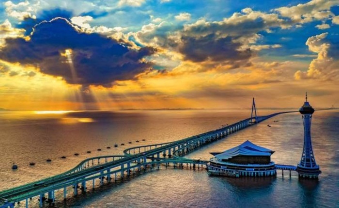 Самой потрясающей точкой моста стали не только высоченные пилоны, взметнувшиеся в небо, рукотворный остров-платформа гарантирует незабываемые впечатления (Hangzhou Bay Bridge, Китай). | Фото: huabeijishu.com.