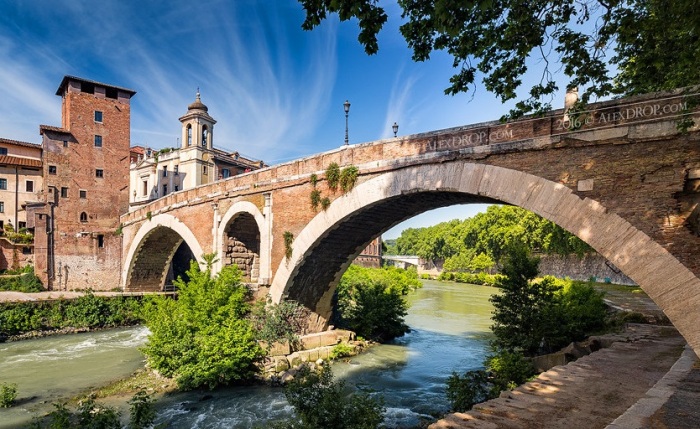 Мост Фабриция – самый старый мост в Риме, соединяющий район Марсова поля с островом Тибр (Италия). | Фото: ancientromelive.org.