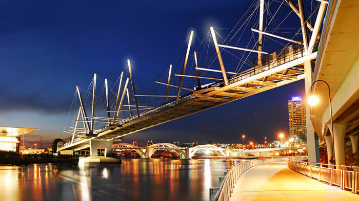 «Парящий» мост Курилпа через реку Брисбен – яркий пример напряженной целостности (Австралия). | Фото: 1lunoxod.livejournal.com.