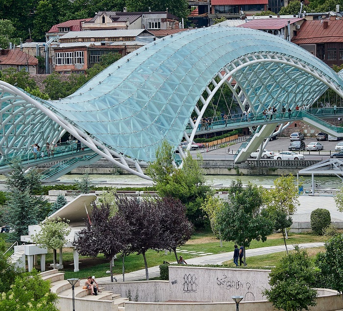 Футуристический пешеходный мост, перекинутый через реку Куру, стал туристической достопримечательностью Тбилиси (Грузия). | Фото: dolidoki.com.