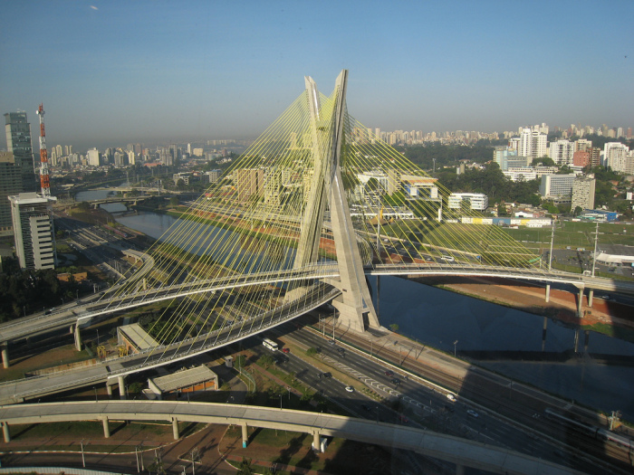 С какой стороны не посмотри, каждый зритель будет поражен насколько красив и необычен мост Октавио Фриас де Оливейра, соединивший две части делового района Сан-Паулу (Бразилия). | Фото: traveltriangle.com.