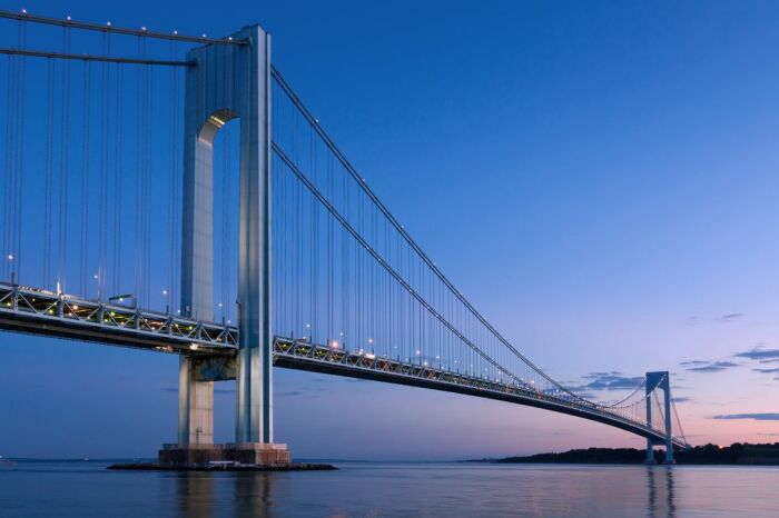 Возвышающийся на высоте 200 метров над заливом, Мост Верраццано очень быстро превратился в главные ворота гавани Нью-Йорка. | Фото: en.wikiarquitectura.com.