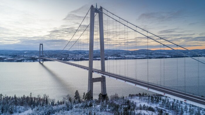 Мост «Высокого берега», пересекая реку Ангерманэльвен, напрямую соединяет муниципалитеты Хернесанд и Крамфорс (Швеция). | Фото: commons.wikimedia.org.