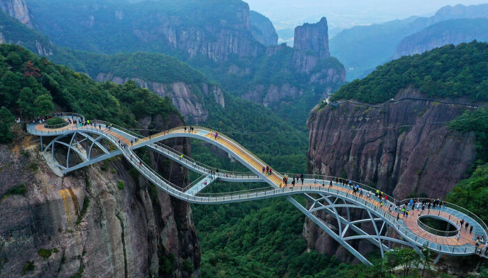 Футуристический дизайн Ruyi Bridge органично вплетен в захватывающий дух контекст Национального парка Шэньсяньцзюй (Чжэцзян, Китай). | Фото: interestingengineering.com.