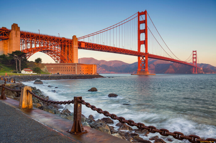 Подвесной мост, являющийся настоящим произведением искусства, чудом инженерной мысли и американской иконой, с обеих сторон окружен природными красотами Национальных парков Золотые Ворота (штат Калифорния, США). | Фото: ihitthebutton.com.