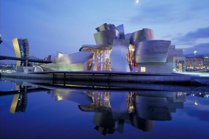 Музей Гуггенхайма в Бильбао является культовым образцом современной архитектуры в Испании. | Фото: planeta.turtella.ru.