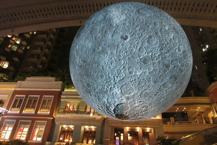 Сферическая модель Луны диаметром 7 метров и подсвечиваемая в темное время суток выставлялась во многих странах мира (Museum of the Moon в Гонконге). | Фото: lukejerram.com.