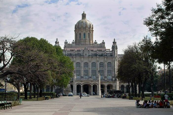 Музей Революции сейчас размещен в бывшем президентском дворце, построенном после провозглашения независимости от Испании (La Habana Vieja, Куба). | Фото: viajesyfotografia.com.