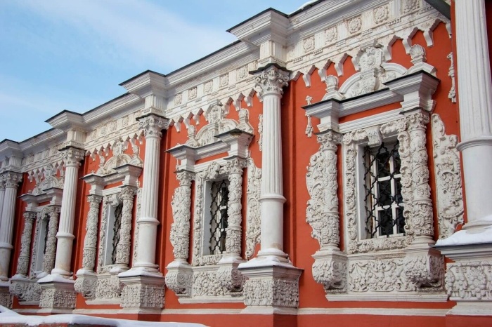 Русские традиции особо заметны на фасадах светских зданий, построенных в стиле нарышкинского барокко. | Фото: moydom.media.