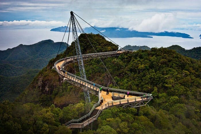 Langkawi Sky Bridge – интригующая достопримечательность со смотровой площадкой на высоте 660 метров над уровнем моря откуда можно насладиться роскошными видами. (Малайзия). | Фото: panoramalangkawi.com.