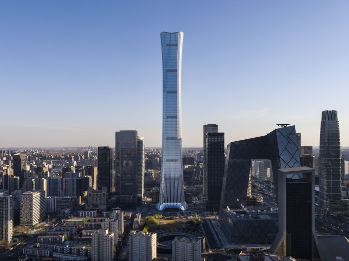 Суперсталл China Zun Tower – самое высокое здание Пекина, в окружении футуристических небоскребов, спроектированных самыми именитыми архитекторами современности (Китай). | Фото: russian.china.org.cn. 