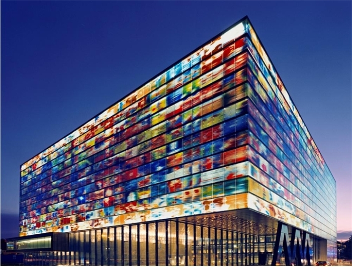 Понадобилось три года, чтобы сотворить удивительный фасад, повествующий историю телевидения Голландии и самых значимых его проектов (Нидерландский Институт Звука и Изображения, Хильверсум). | Фото: art-solution.com.ua.