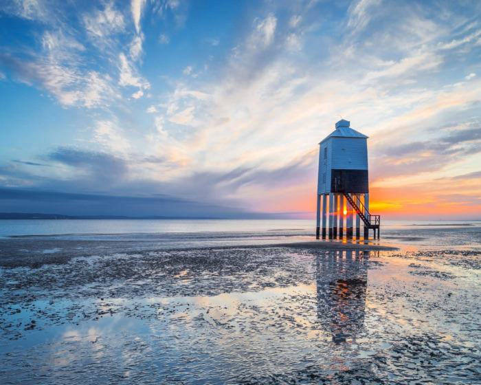 «Низкий маяк» – главный герой всех снимков, сделанных на побережье в районе Бернхэм-он-Си (маяк во время прилива, Великобритания). | Фото: ind.couriertrackers.com.