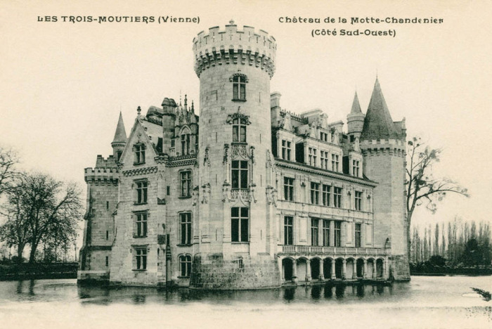Замок в конце XIX века, после реконструкции в духе баварского короля Людвига II (La Mothe-Chandeniers, Франция). | Фото: pays-du-futuroscope.com.