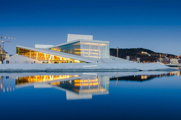 Здание Оперного театра Осло получило две премии за «Лучшее архитектурное произведение» в 2007 и 2009 году (Норвегия). | Фото: guidancetraveler.com.