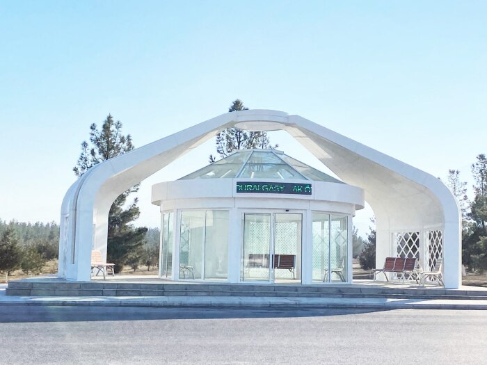 В Ашхабаде появилась автобусная остановка «Ak öý» («Белый дом»), которую сделали в виде белоснежной туркменской юрты (Туркмения). | Фото: turkmenportal.com.