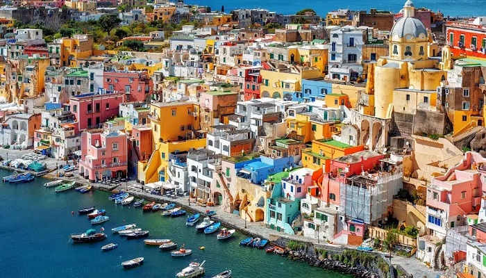 Остров Прочида признан культурной столицей Италии 2022 года. | Фото: travelandleisure.com.