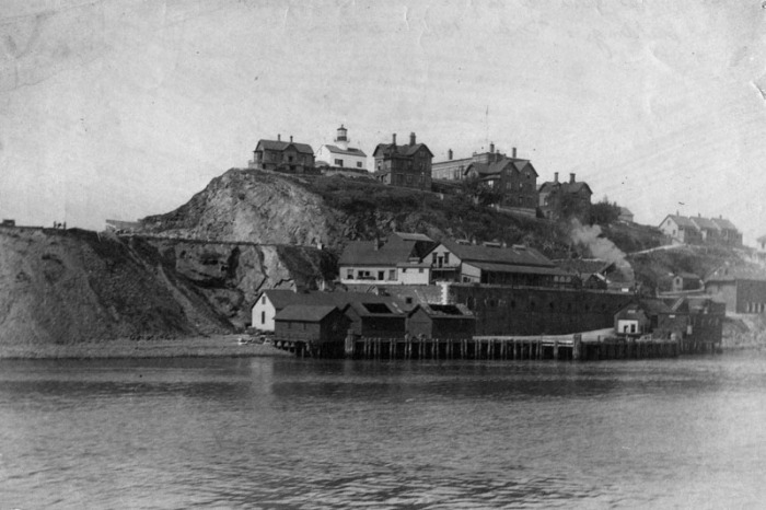 Как только остров оказался в собственности Соединенных Штатов, на нем начали строить военную базу (фото 1885 год, Алькатрас). | Фото: socialskydivelab.com.