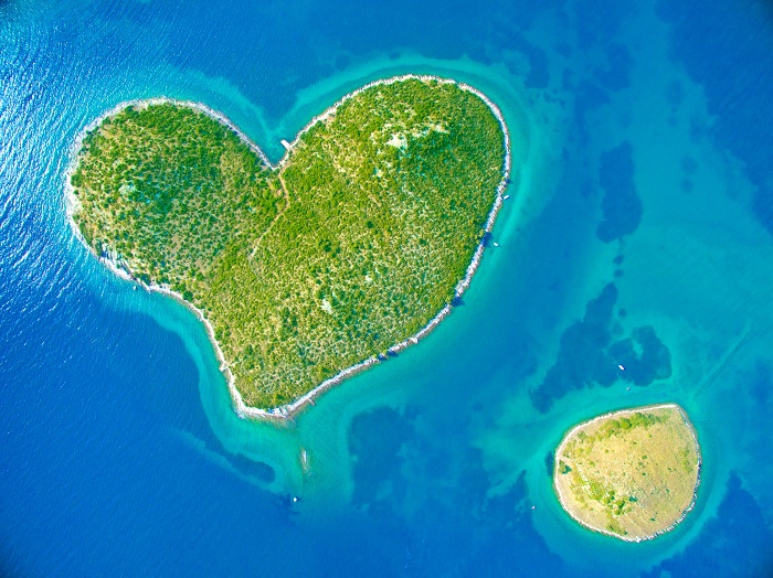 Многие влюбленные мечтают побывать на символичном острове, а то и провести обряд бракосочетания. | Фото: itinari.com