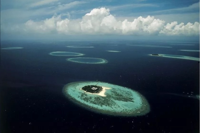 Один из необитаемых островов Мальдивского архипелага, грустно «смотрящих» на небо. | Фото: divinestrannik.ru.