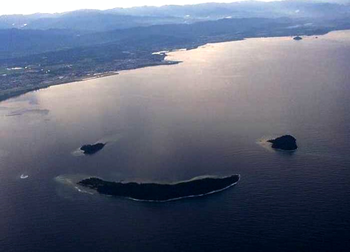 Малазийские острова Манукан, Мамутик и Сулуг расположены в виде милого смайлика. | Фото: perleepirla.blogspot.com.