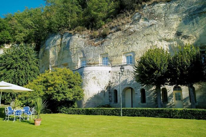 Отель Les Hautes Roches находится в туфовой скале с видом на реку Луару (Франция). | Фото: leshautesroches.com.