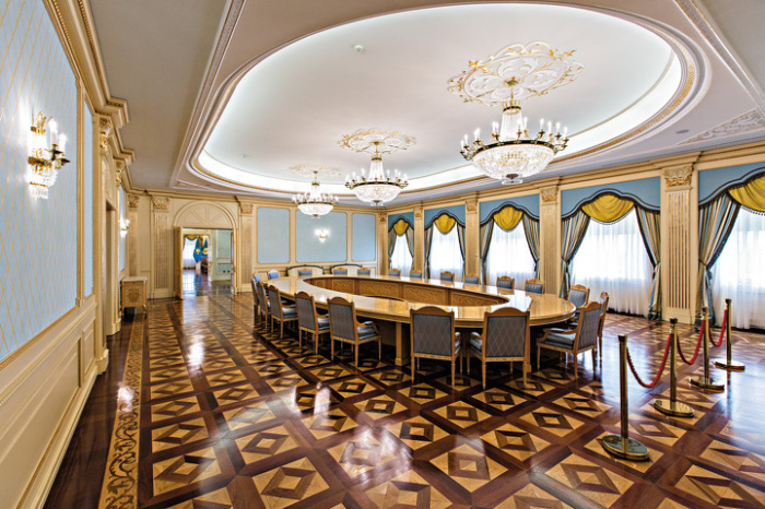 Овальный зал президентской резиденции получил название из-за стола, а не формы комнаты («Акорда», Нур-Султан). | Фото: © Андрей Лунин.
