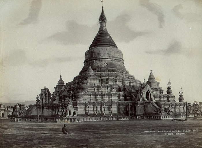 Главная святыня Пагоды Кутодо в 1870 году (Kuthodaw Pagoda, Мандалай). | Фото: en.wikipedia.org.