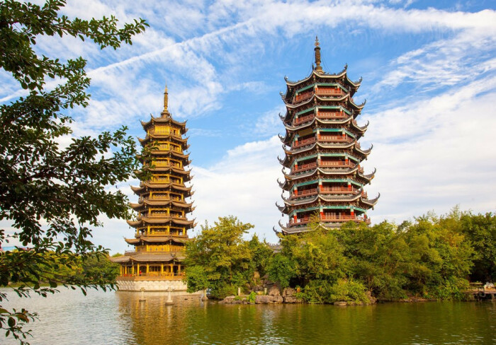 Пагоды Солнца и Луны являются известными туристическими достопримечательностями и особо ценными памятниками архитектуры Китая (Гуйлинь). | Фото: citsguilin.com.