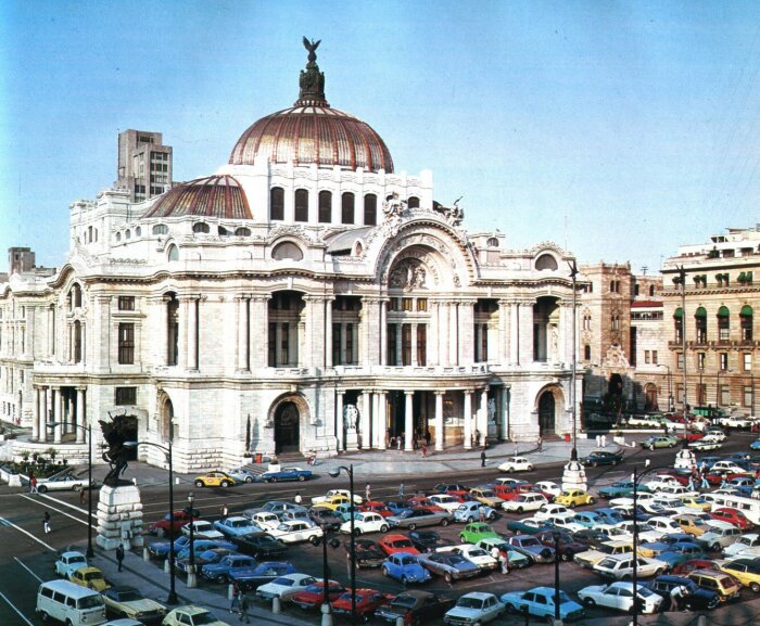 Впечатляющее здание дворца высотой 53 метра было изготовлено из стали, бетона, белого мрамора Каррары и мексиканского мрамора (Palacio de Bellas Artes, Мехико). | Фото: carloimportaciones.com.