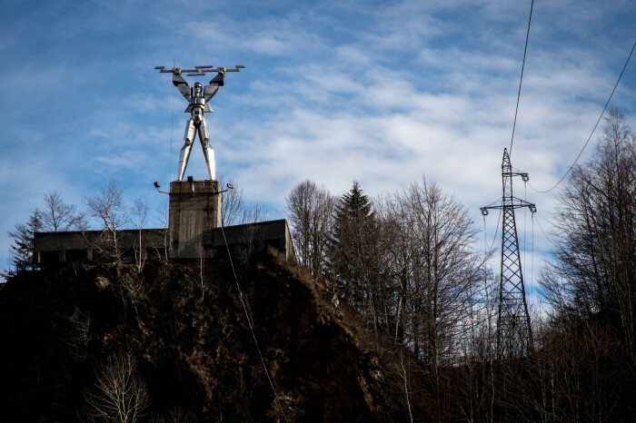 Памятник «Электрификация», возвышающийся над Плотиной Видрару (ГЭС, Румыния).