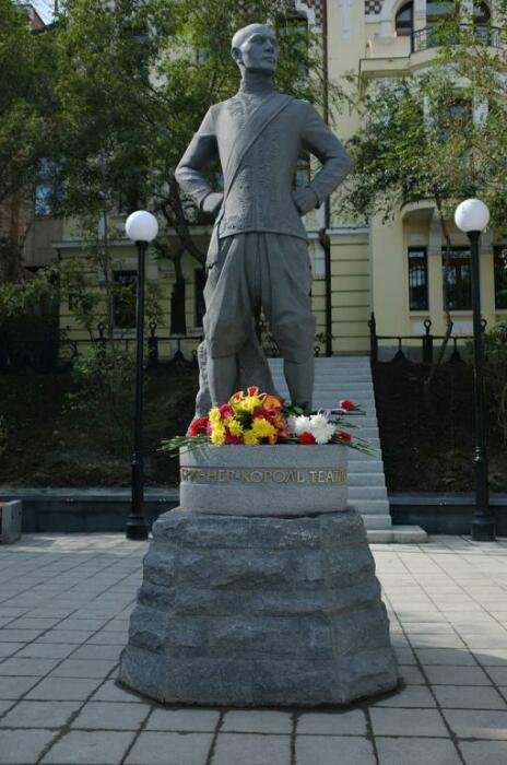 Памятник голливудскому актеру Юлу Бриннеру, который стал достопримечательностью Владивостока. | Фото: vladconsulate.livejournal.com.