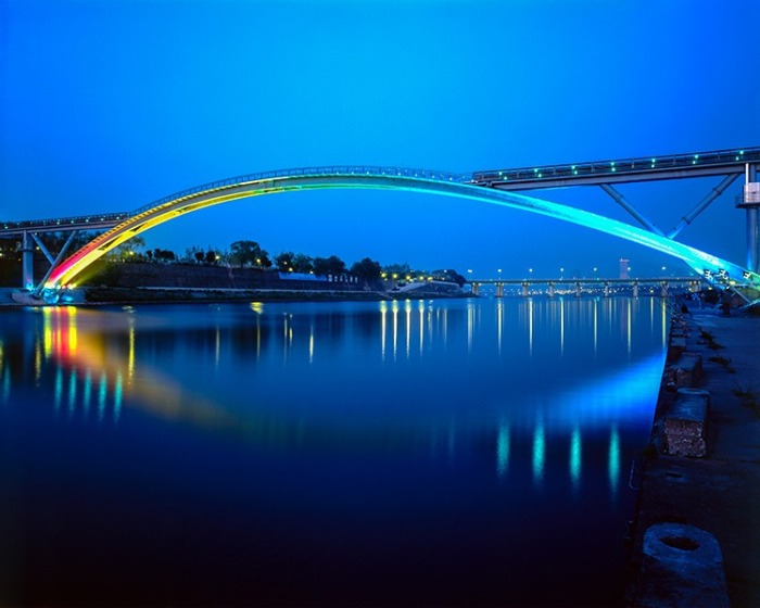 Мост Мира, построенный в ознаменование 100-летия дипломатических отношений между Кореей и Францией, стал оригинальным украшением Сеула (Южная Корея). | Фото: theseoulguide.com.