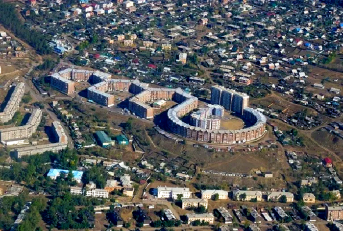 В народе самую длинную пятиэтажку города назвали «Пентагон» за витиеватые округлые формы (Улан-Удэ). | Фото: pikabu.ru.