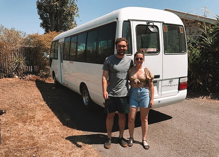 Грейси Уэбб и Дилан Блейк превратили списанный автобус в функциональный автодом. Грейси Уэбб и Дилан Блейк превратили списанный автобус в функциональный автодом.