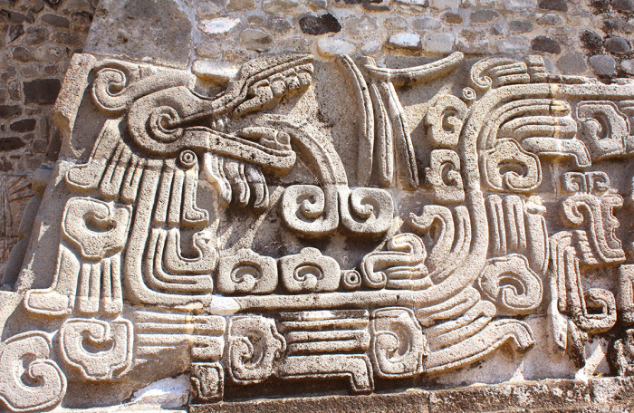 На древних сооружениях Мексики можно увидеть подобные изображения Пернатого змея Кетцалькоатля. | Фото: toltecayotl.org.