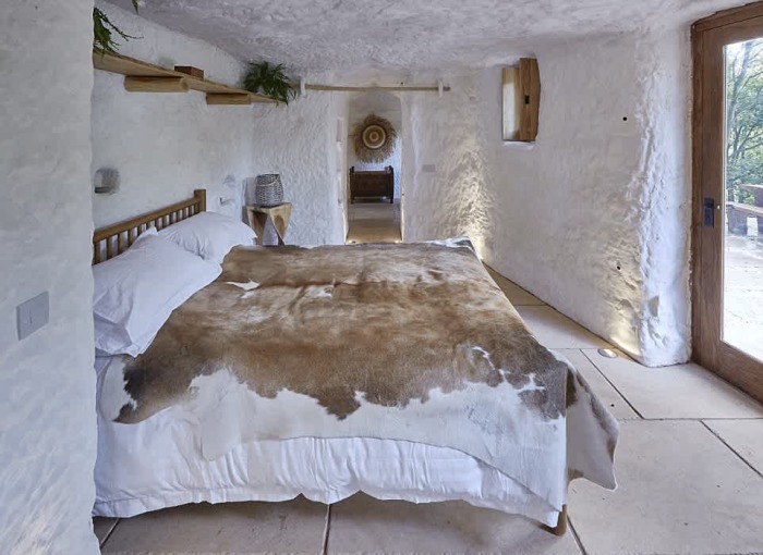Двуспальная кровать находится напротив стеклянной раздвижной двери, чтобы гости могли наслаждаться красотой открывающегося пейзажа (Rockhouse Retreat, графство Вустершир). | Фото: twistedsifter.com.